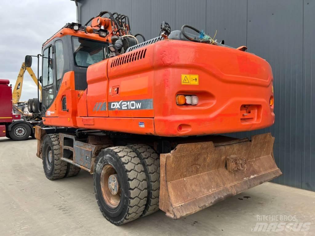 Doosan DX210W ホイール式油圧ショベル（パワーショベル・ユンボ・バックホー）