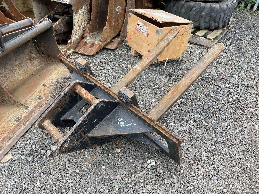 Takeuchi TB 295 W ホイール式油圧ショベル（パワーショベル・ユンボ・バックホー）