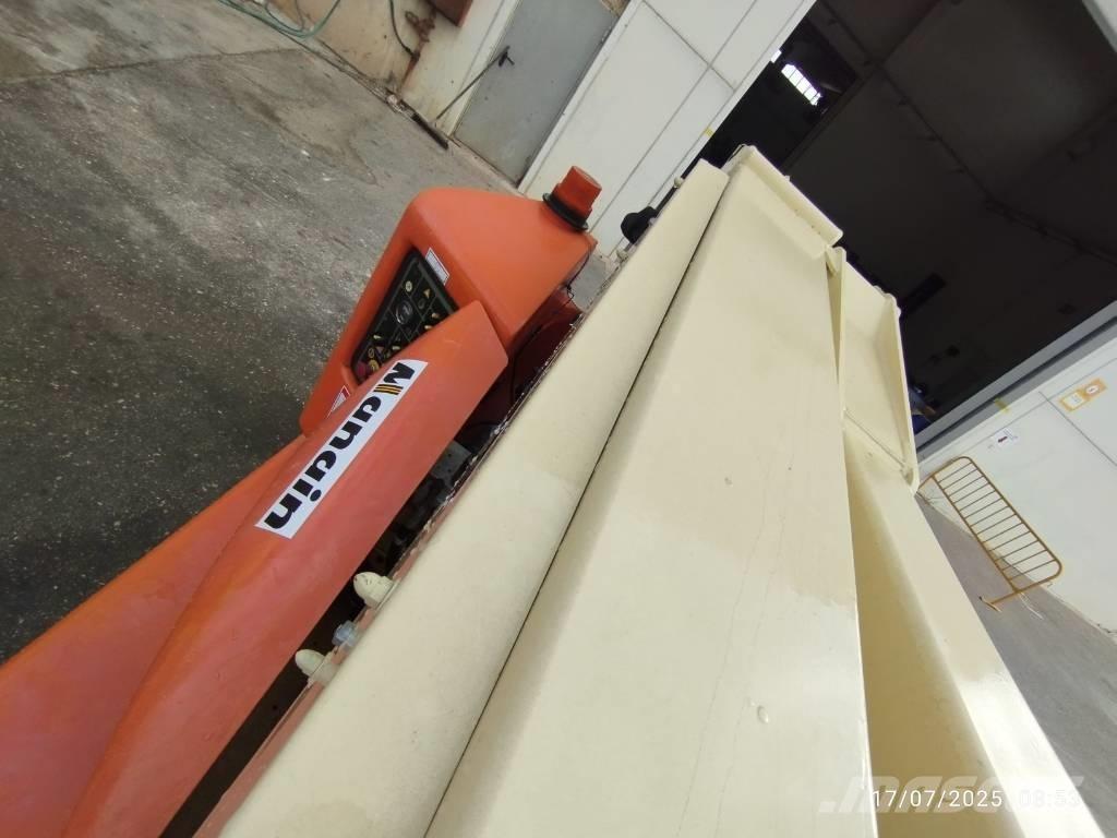 JLG E 400 AJPN ブームリフト　屈伸型
