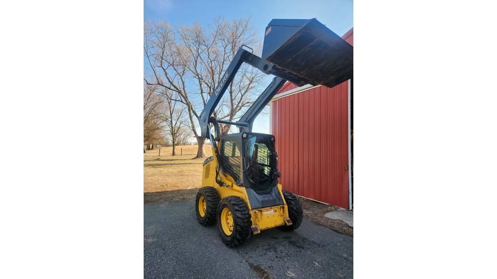 John Deere 318 D スキッドステアローダー