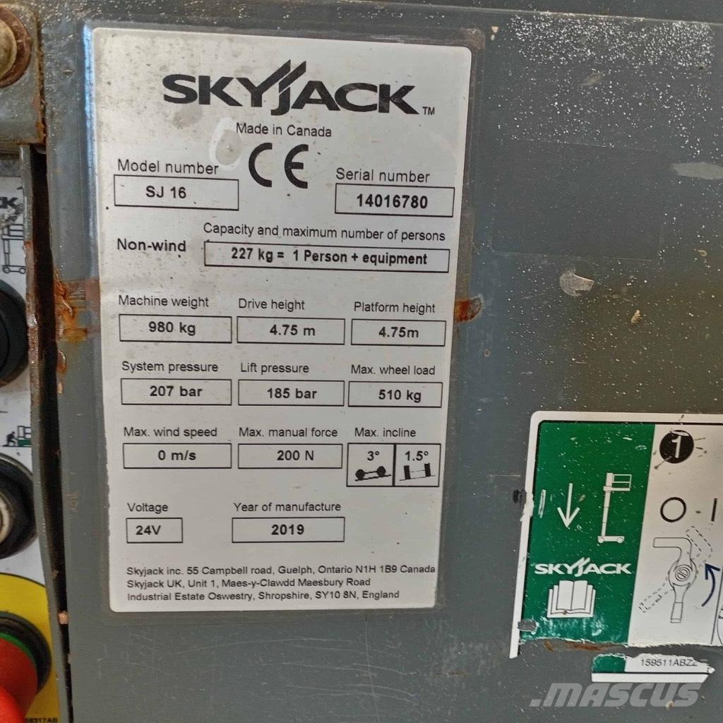 SkyJack SJ 16 垂直昇降型リフト