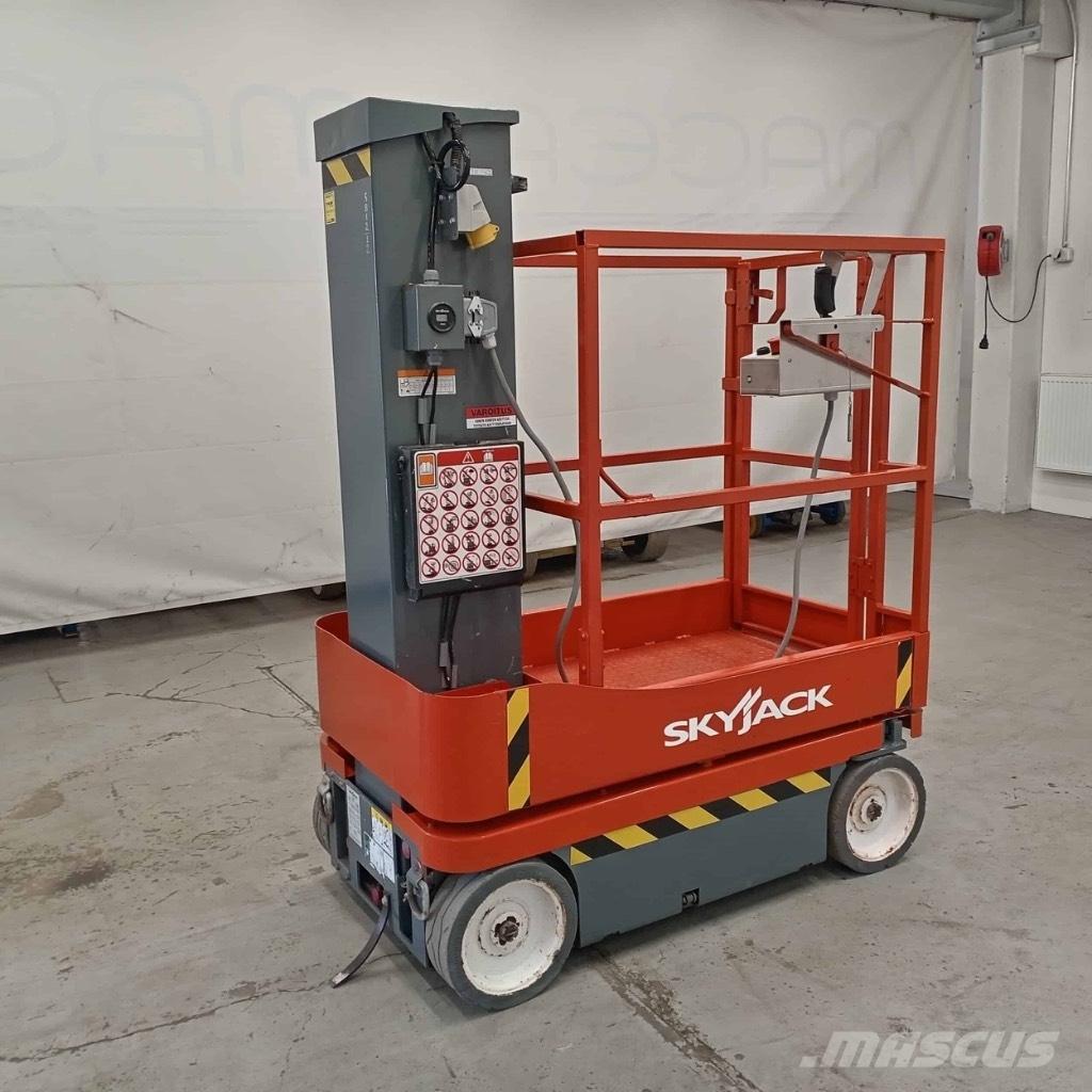 SkyJack SJ 16 垂直昇降型リフト