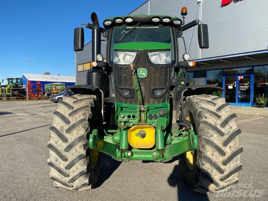 John Deere 6215 R トラクター
