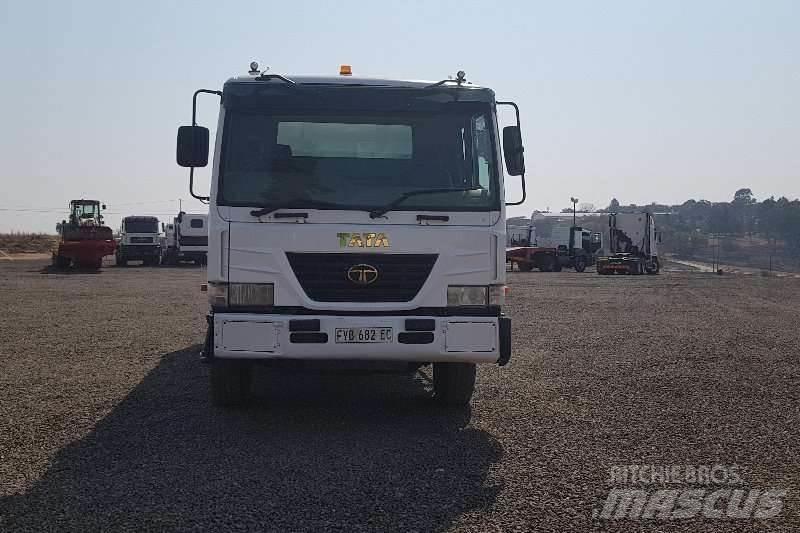 Tata Novus 3434 その他トラック