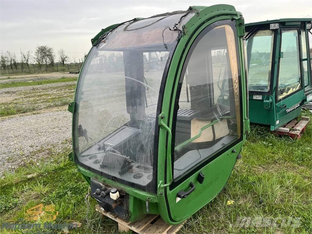 John Deere 1470E キャビン及び内装