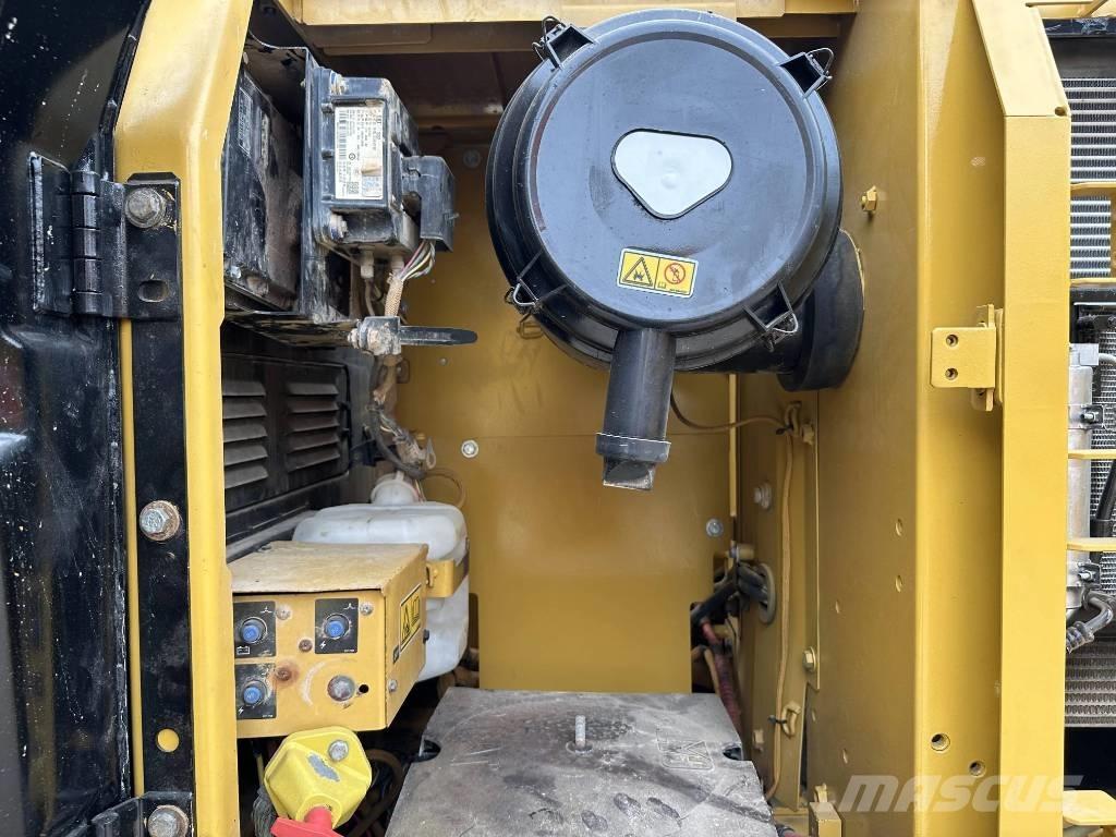 CAT 320D2 大型油圧ショベル12t以上（パワーショベル・ユンボ）