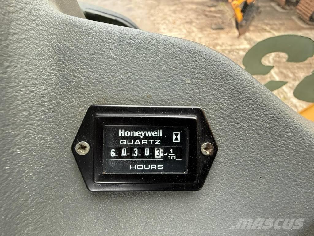 Komatsu WB 93 S-5 バックホーローダー