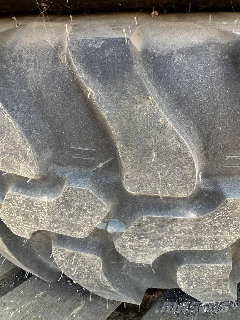 Dunlop 405/70R20 タイヤ、ホイル、リム