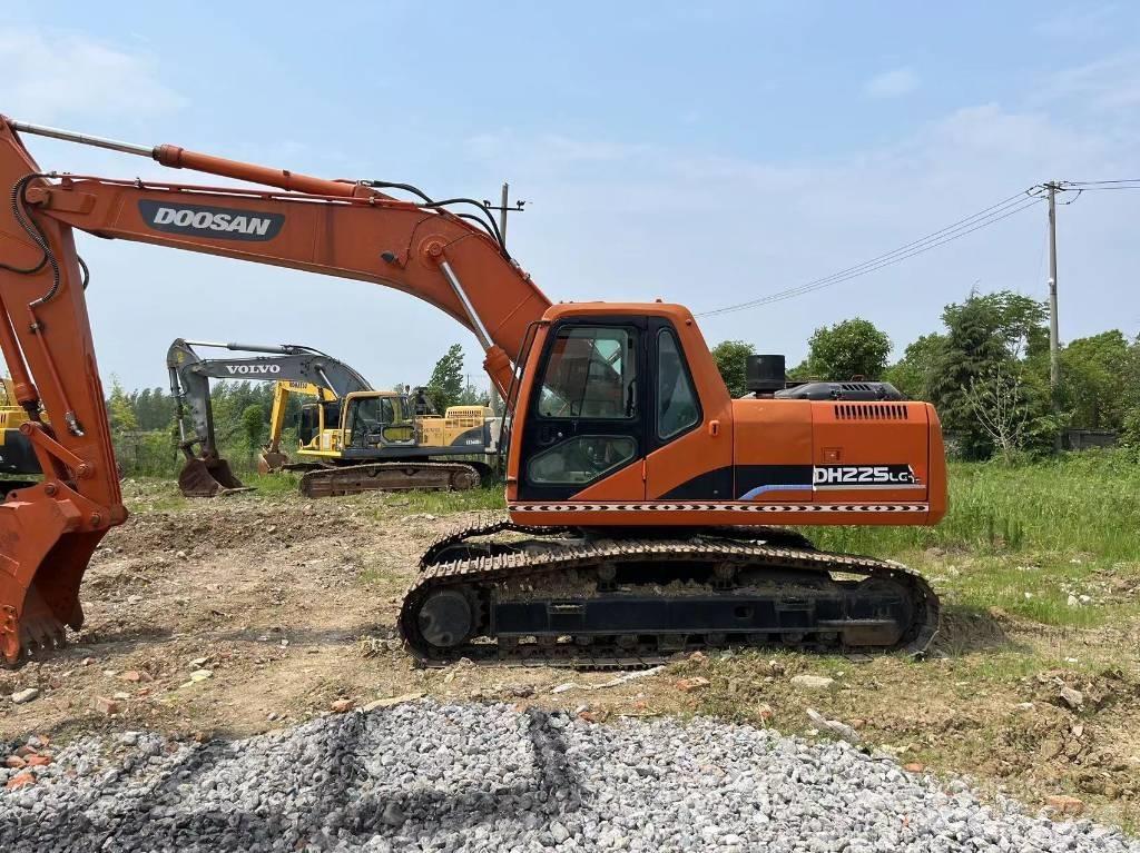 Doosan DH 225 大型油圧ショベル12t以上（パワーショベル・ユンボ）