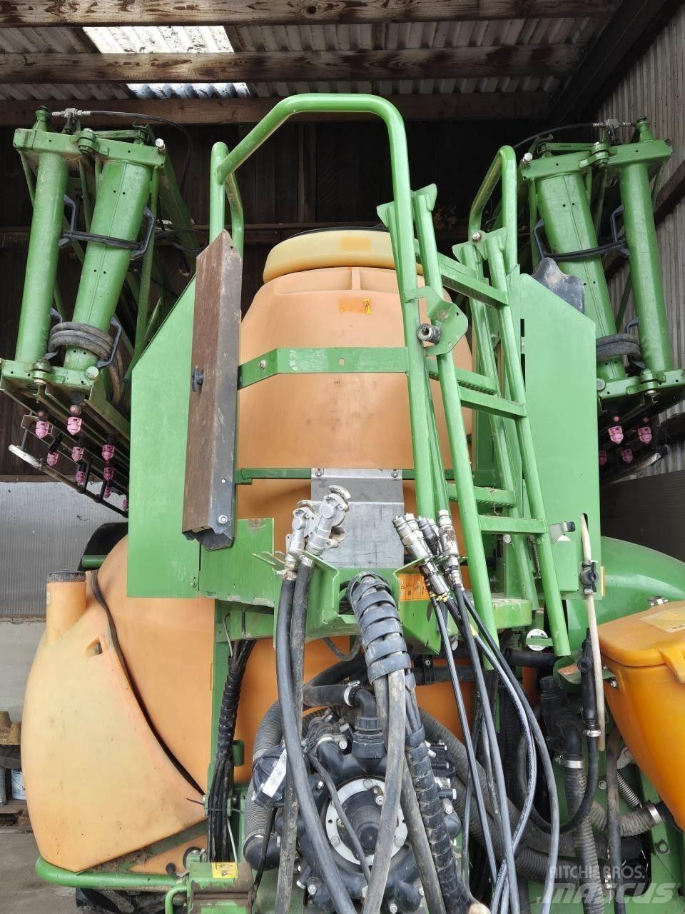Amazone UX 4200 牽引型スプレイヤー