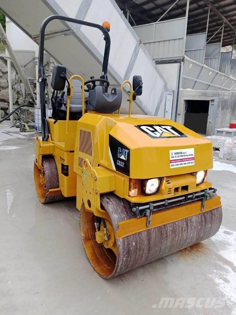 CAT CB 32 タンデムローラ