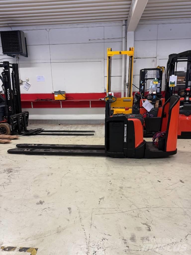 BT truck LPE 250 自走式スタッカー