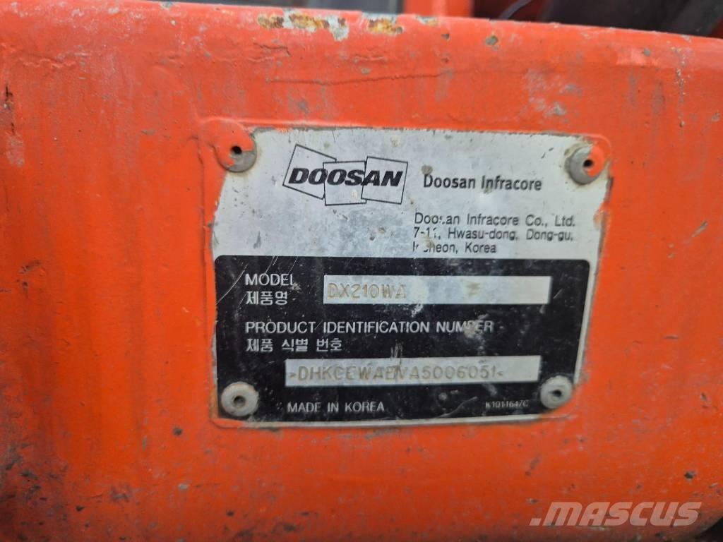 Doosan DX210W ホイール式油圧ショベル（パワーショベル・ユンボ・バックホー）