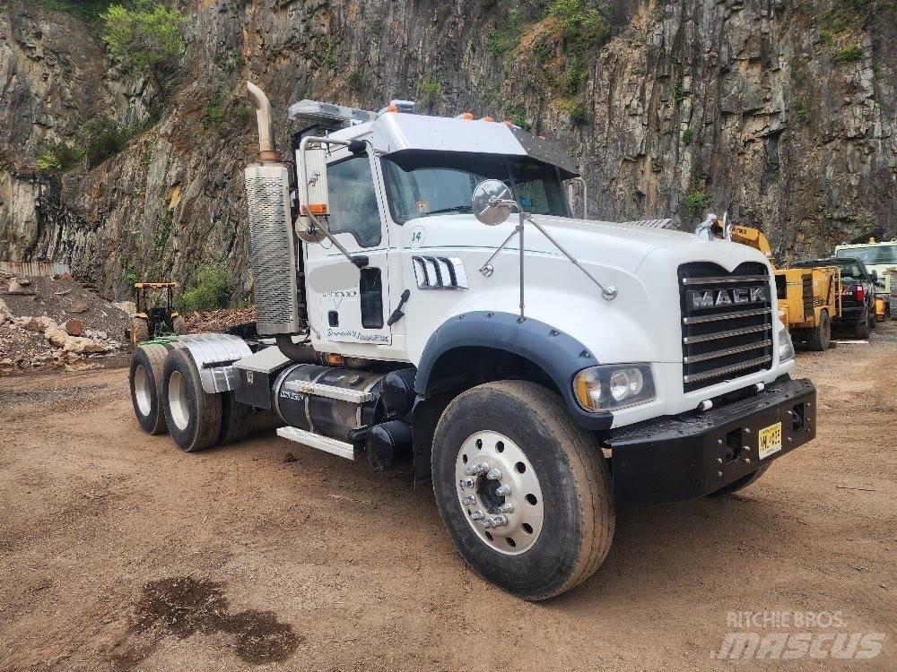 Mack GU713 GRANITE キャブ付きシャーシ