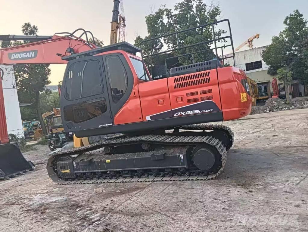 Doosan DX 225LC-9C 大型油圧ショベル12t以上（パワーショベル・ユンボ）