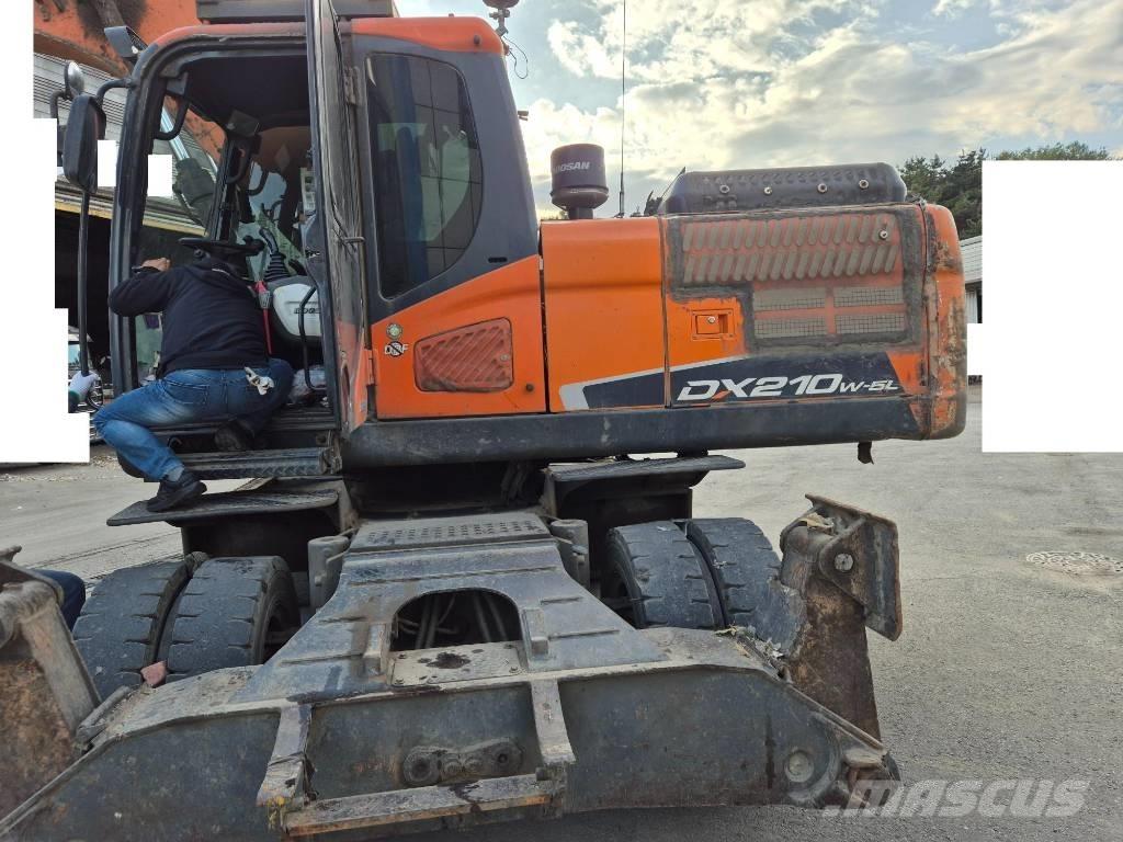 Doosan DX 210 W ホイール式油圧ショベル（パワーショベル・ユンボ・バックホー）