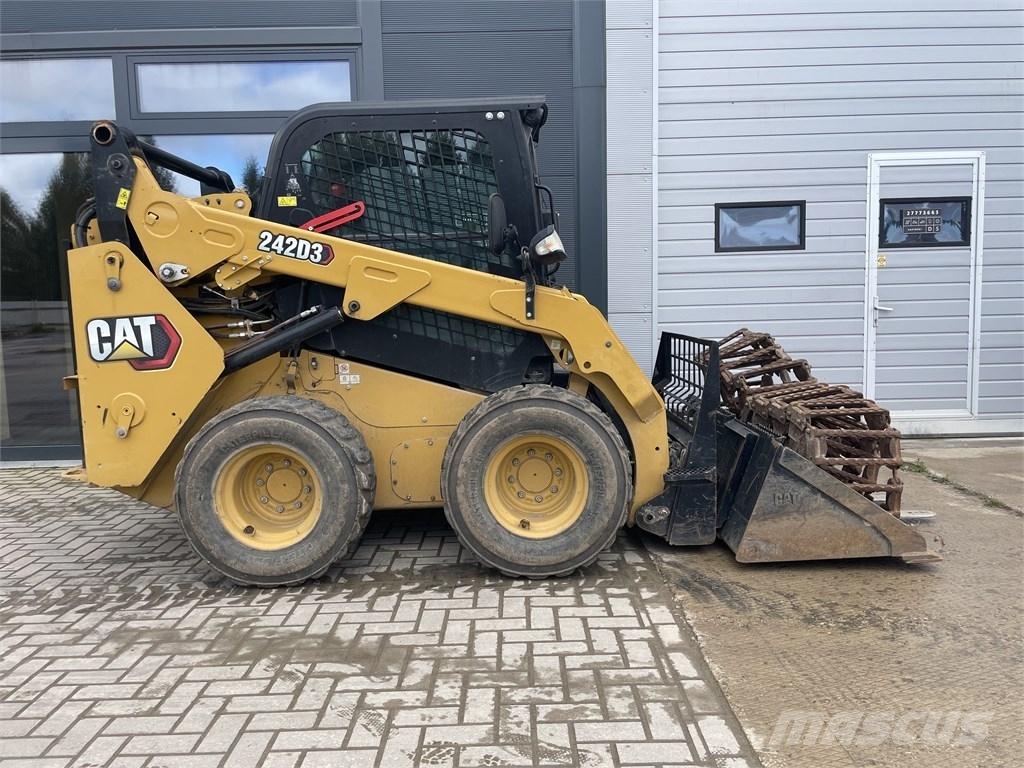 CAT 242D3 スキッドステアローダー