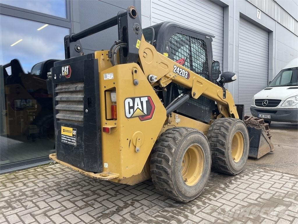 CAT 242D3 スキッドステアローダー