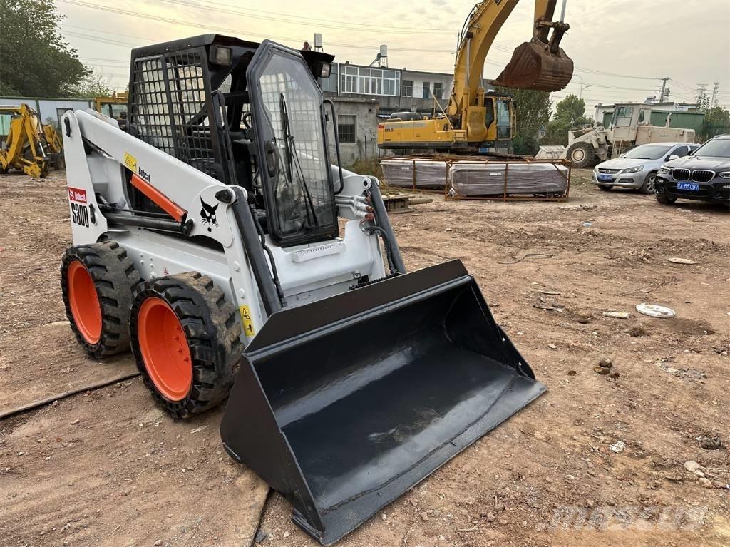 Bobcat S 300 スキッドステアローダー