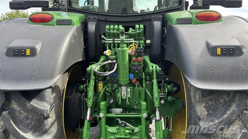 John Deere 6R215 トラクター