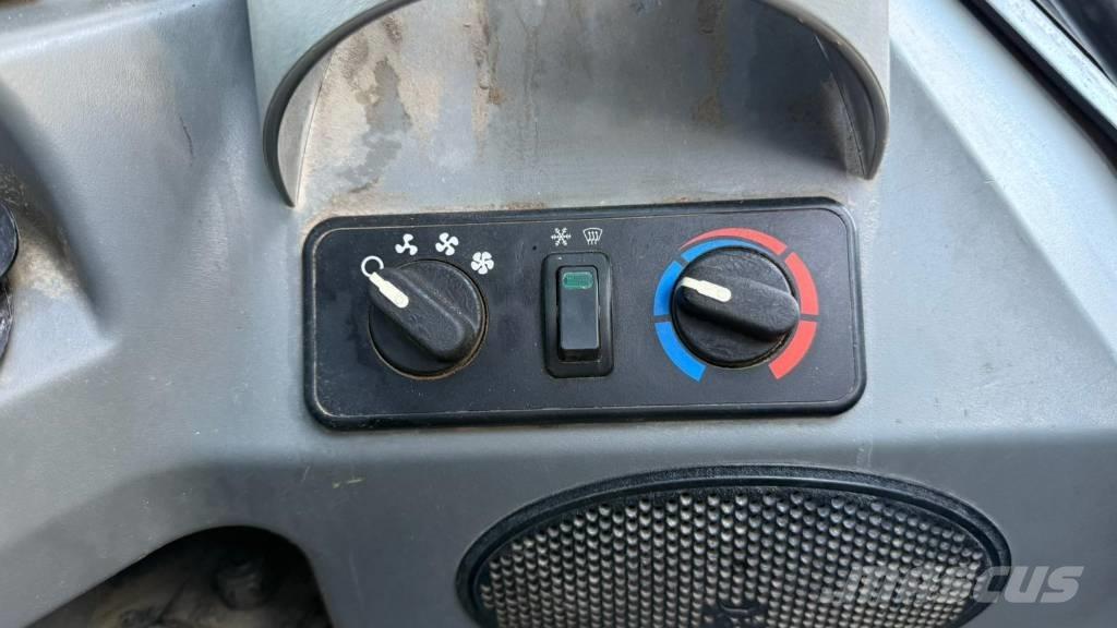 Bobcat T 590 スキッドステアローダー