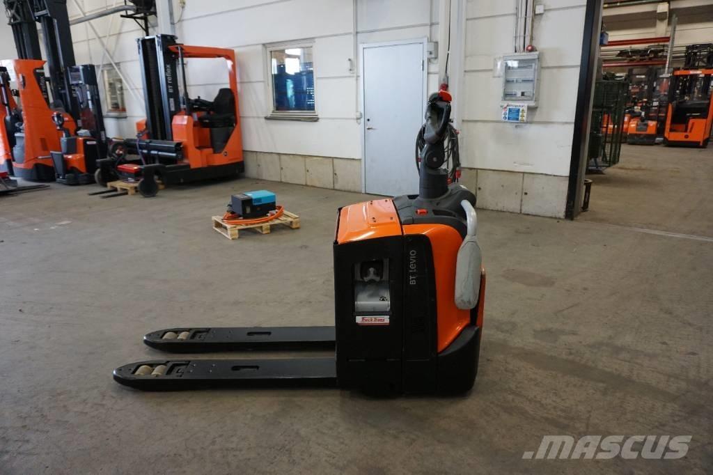 Toyota LPE220 ローリフトとプラットフォーム