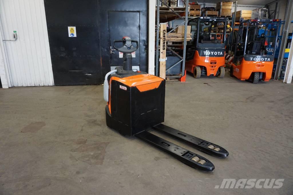 Toyota LPE220 ローリフトとプラットフォーム