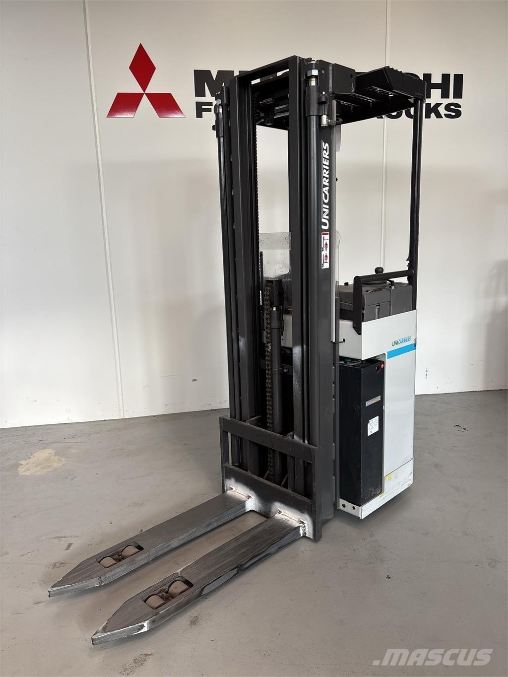 Atlet A160 自走式スタッカー