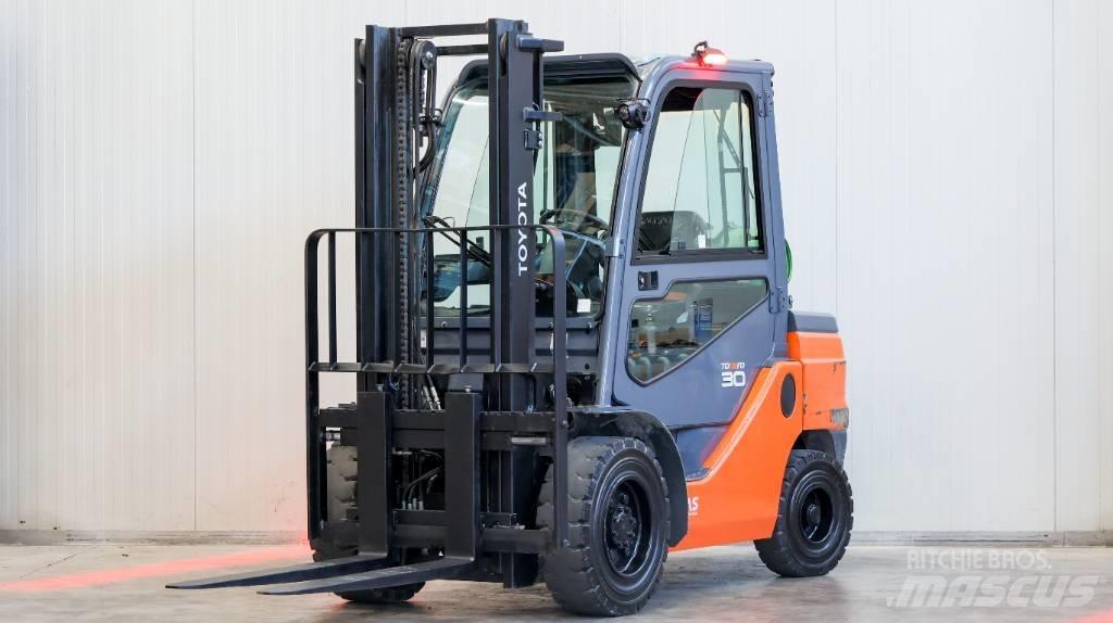 Toyota 02-8 FGF 30 LPGフォークリフト