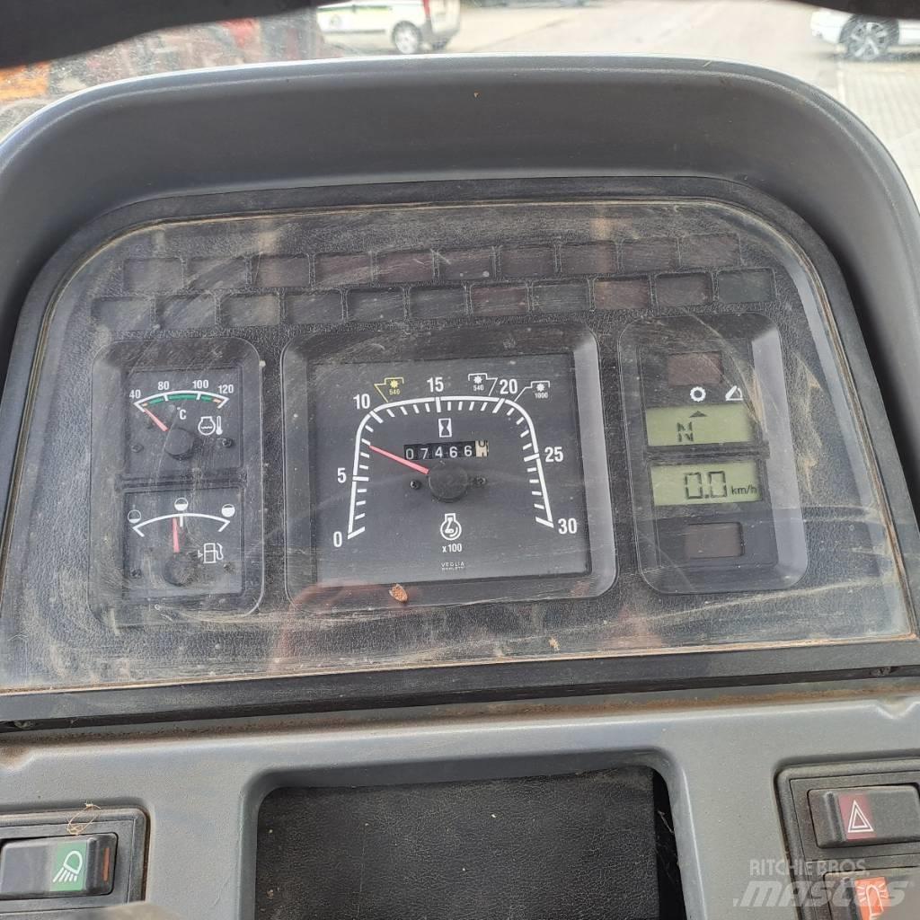 New Holland TS 110 トラクター