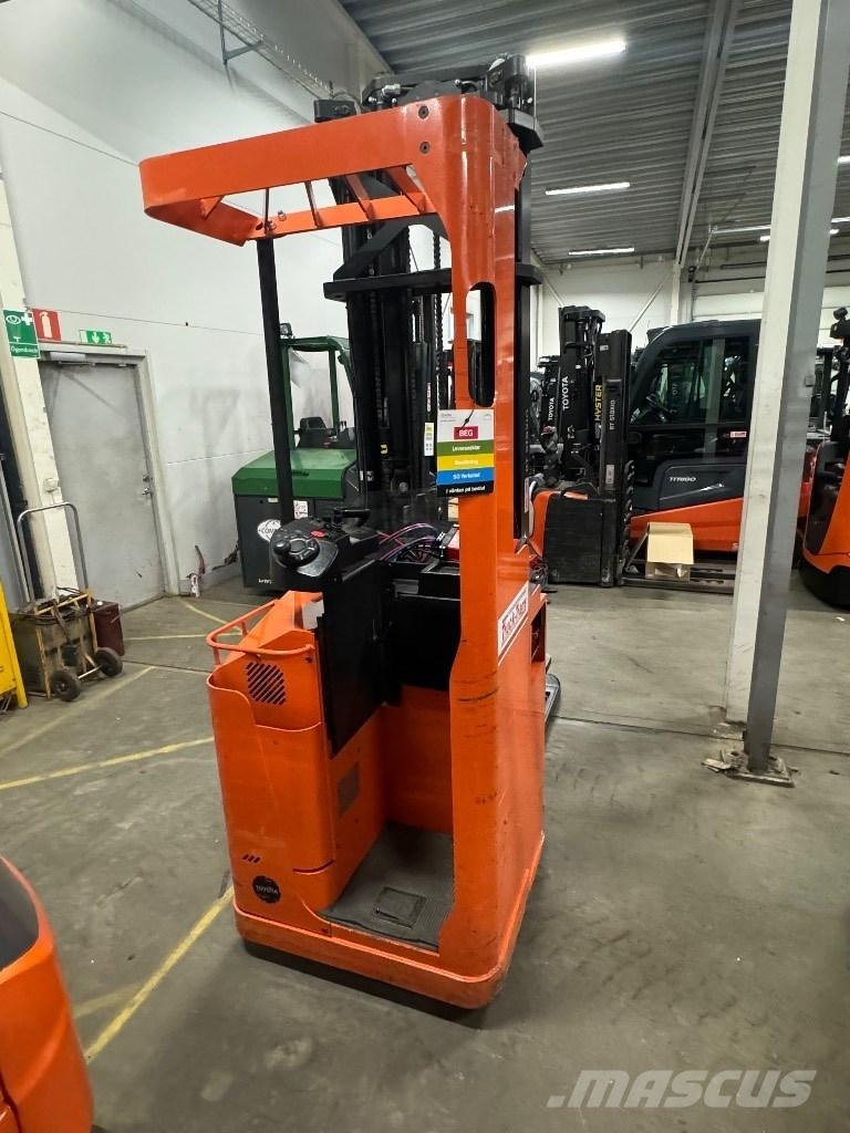 Toyota SSE160 自走式スタッカー