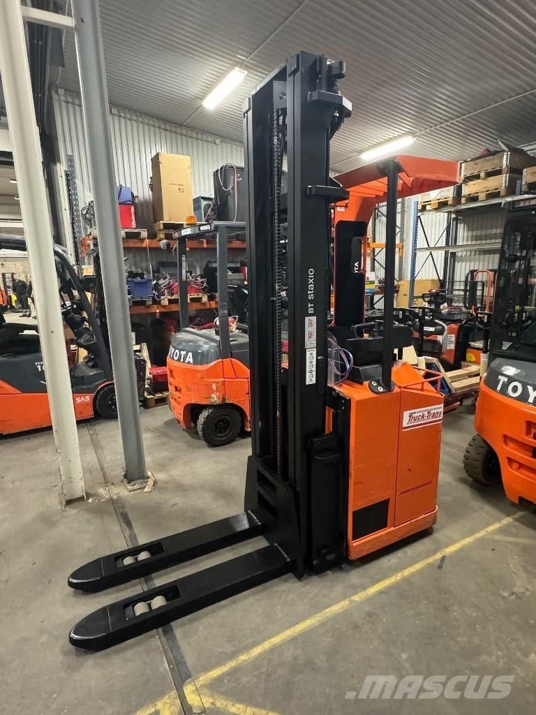 Toyota SSE160 自走式スタッカー