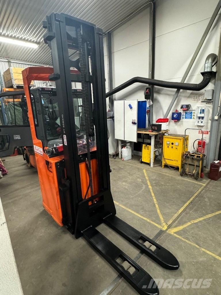 Toyota SSE160 自走式スタッカー