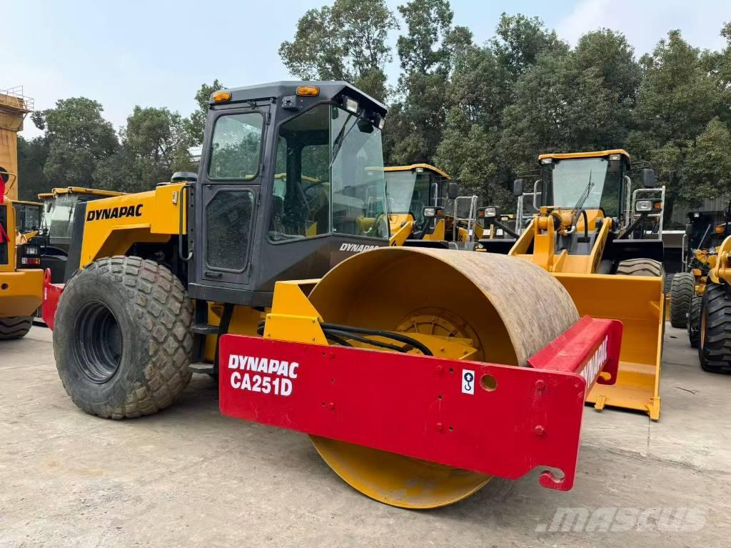 Dynapac CA251 D 振動ローラ