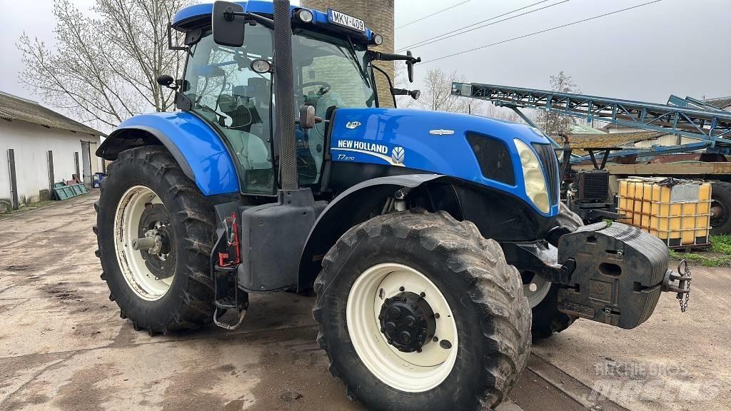 New Holland T 7.270 トラクター