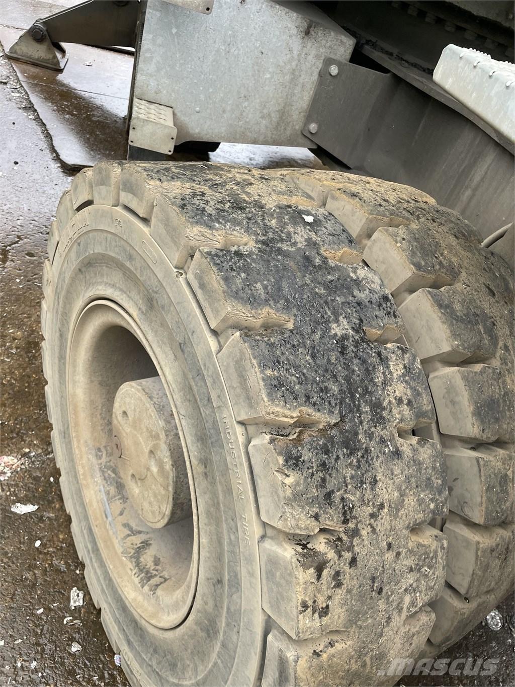Sennebogen 830 E 廃棄物／工業産廃処理機