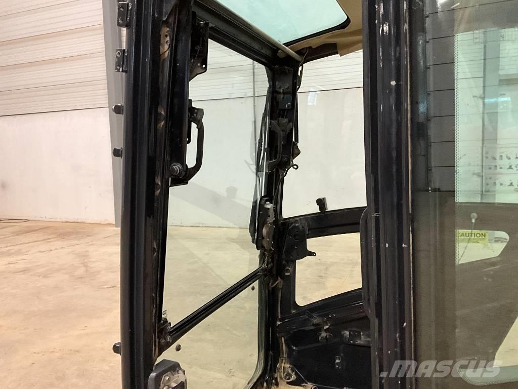 Kubota U 56-5 キャビン及び内装