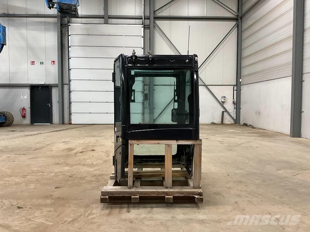 Kubota U 56-5 キャビン及び内装