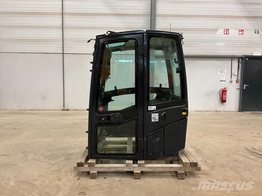 Kubota U 56-5 キャビン及び内装