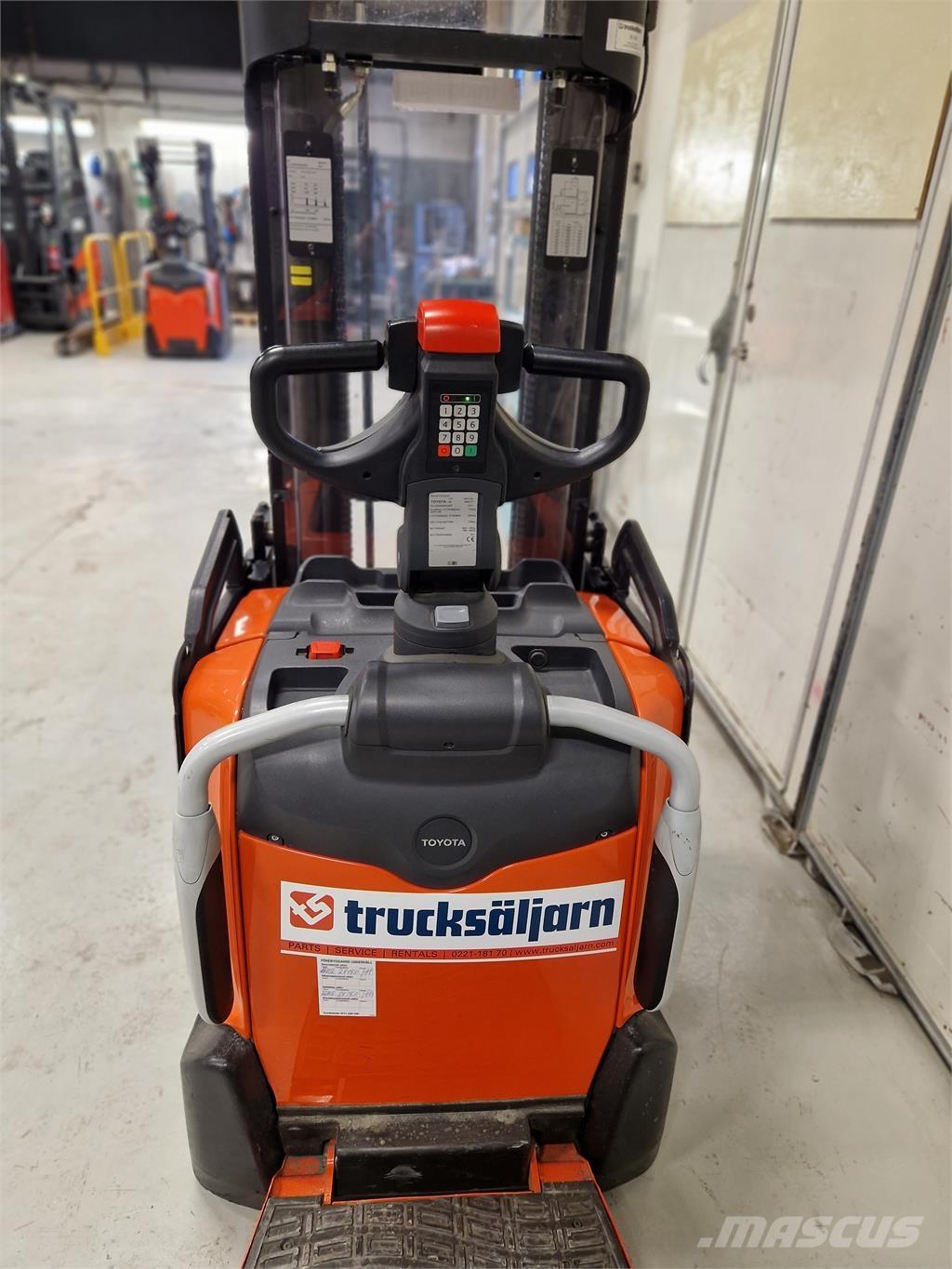 Toyota SPE120L 自走式スタッカー