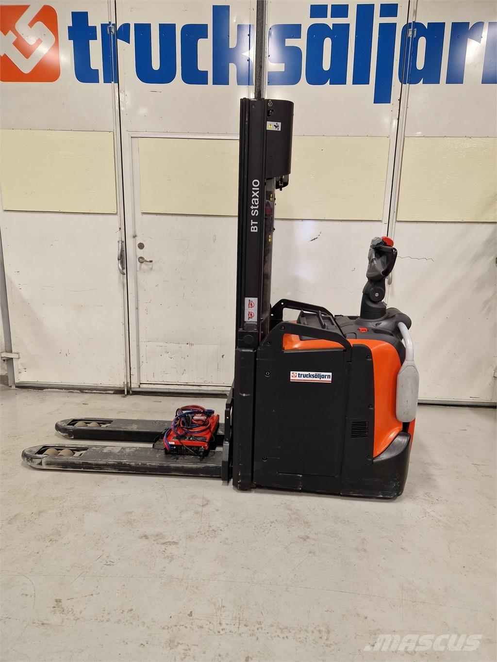 Toyota SPE120L 自走式スタッカー