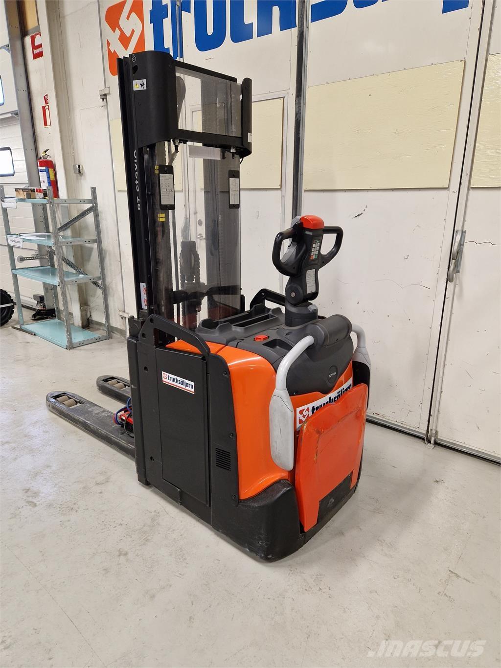 Toyota SPE120L 自走式スタッカー