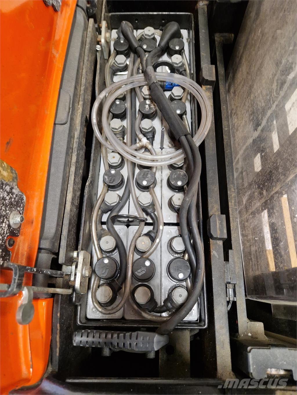 Toyota SPE120L 自走式スタッカー