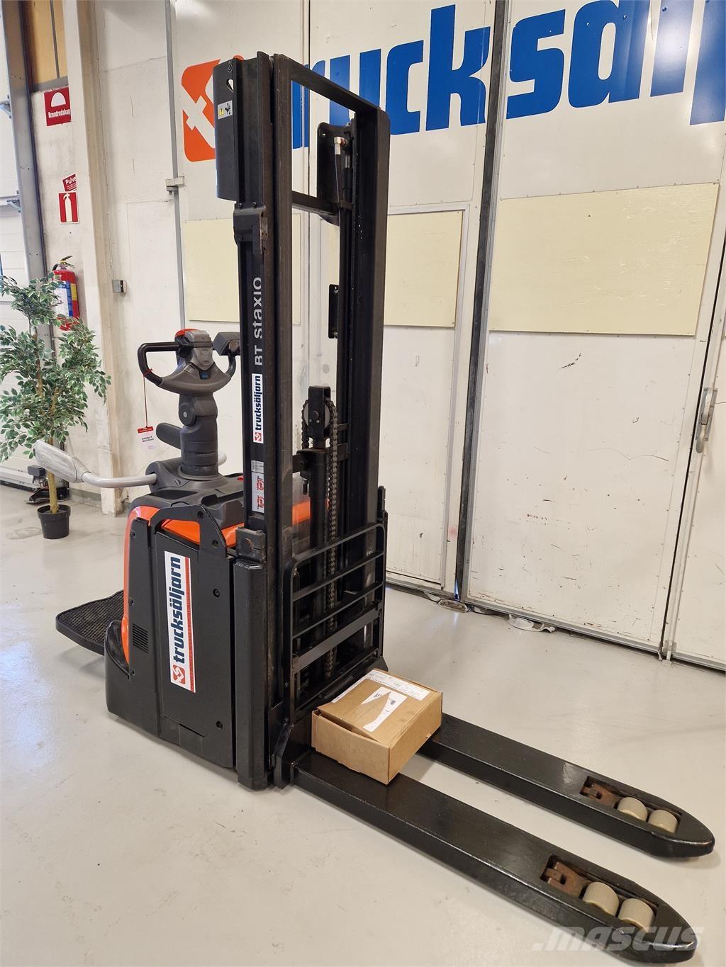 Toyota SPE120L 自走式スタッカー