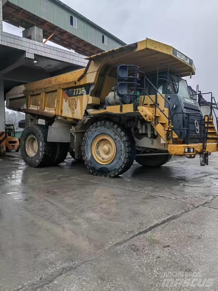 CAT 777E アーティキュレート式ダンプトラック