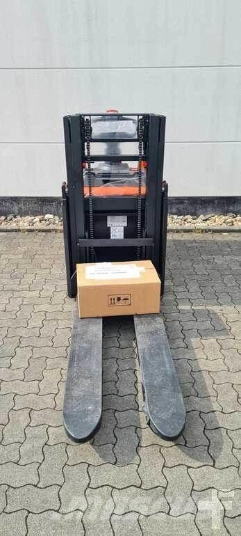 Toyota BT SPE200D 自走式スタッカー