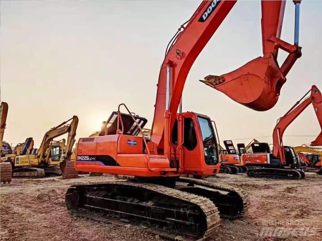 Doosan DH 225 LC-7 大型油圧ショベル12t以上（パワーショベル・ユンボ）