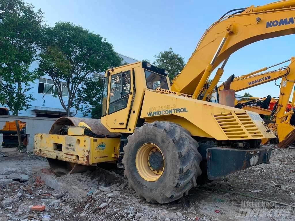 Bomag BW 225 D-3 タンデムローラ