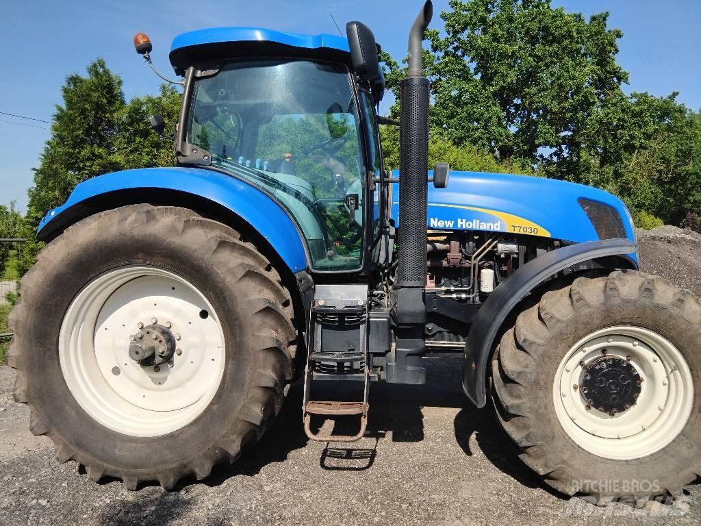 New Holland T7030 トラクター
