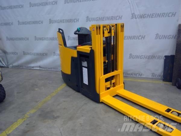 Jungheinrich ERD 220 自走式スタッカー